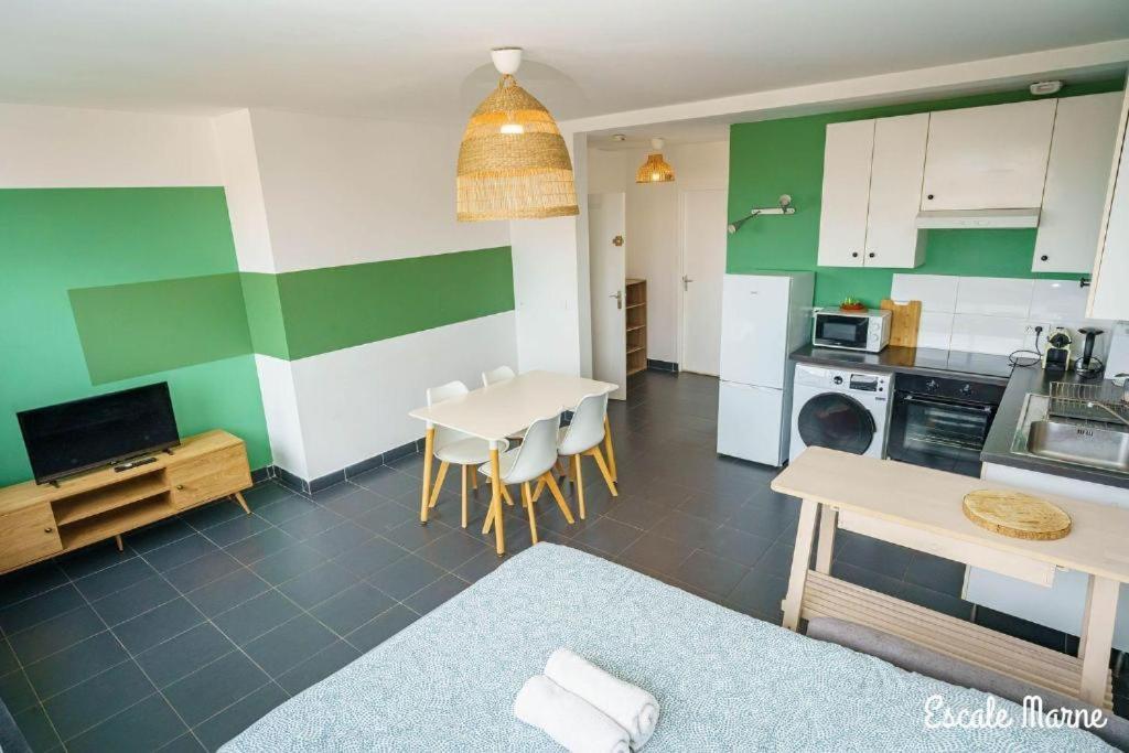 Escale-Marne Fr - 202 - Free Parking - Free Luggage Storage - All Equipped - Linen Included - Washing Machine - 10Mn Walk Metro 8 - Rer A - Panoramic View - From 1 To 14 Guests Maisons-Alfort Szoba fotó