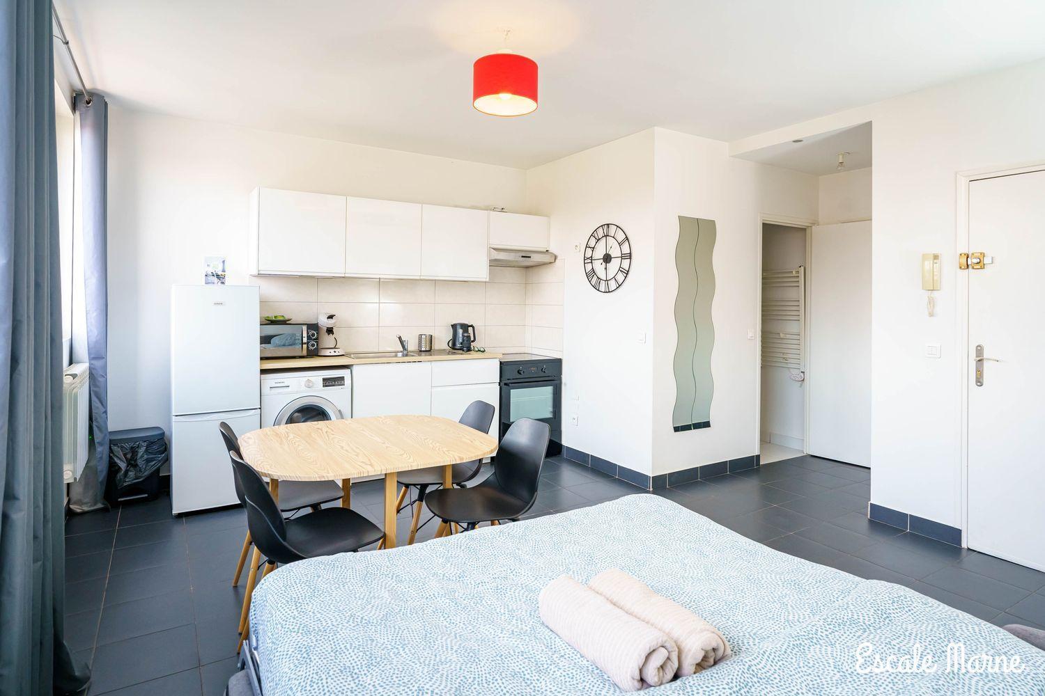 Escale-Marne Fr - 202 - Free Parking - Free Luggage Storage - All Equipped - Linen Included - Washing Machine - 10Mn Walk Metro 8 - Rer A - Panoramic View - From 1 To 14 Guests Maisons-Alfort Szoba fotó