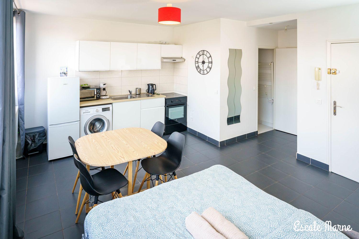 Escale-Marne Fr - 202 - Free Parking - Free Luggage Storage - All Equipped - Linen Included - Washing Machine - 10Mn Walk Metro 8 - Rer A - Panoramic View - From 1 To 14 Guests Maisons-Alfort Szoba fotó